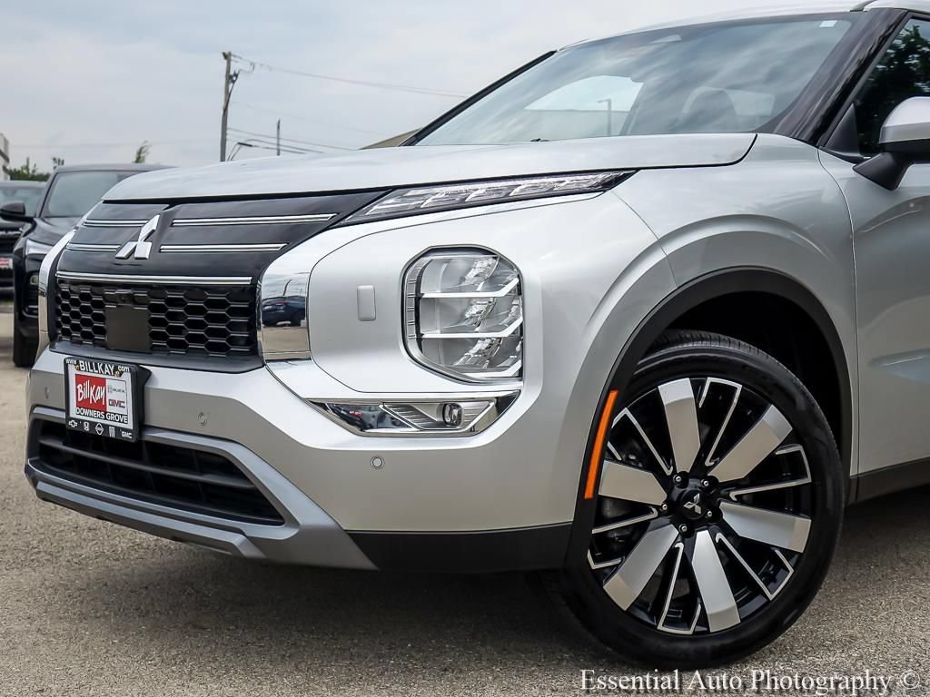 Used 2025 Mitsubishi Outlander SE AWD/4WD image 3