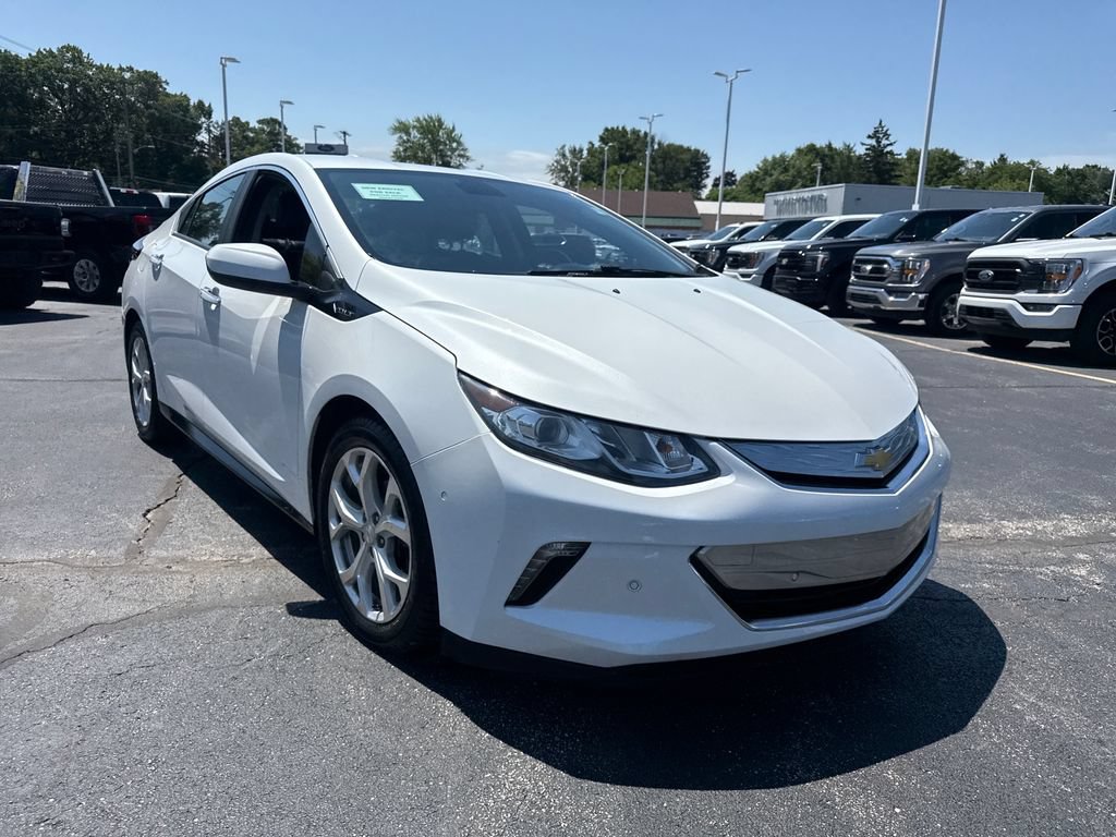 Used 2017 Chevrolet Volt Premier w/ Driver Confidence Package FWD image 4