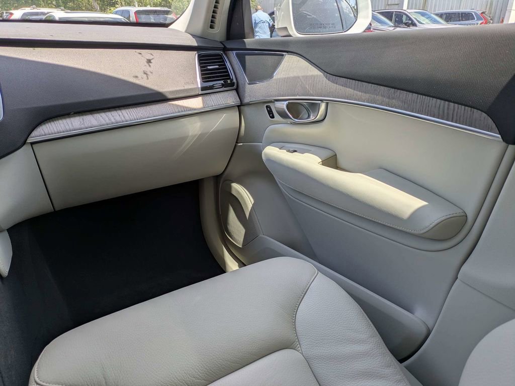Certified 2024 Volvo XC90 B5 Plus w/ Protection Package AWD/4WD image 23