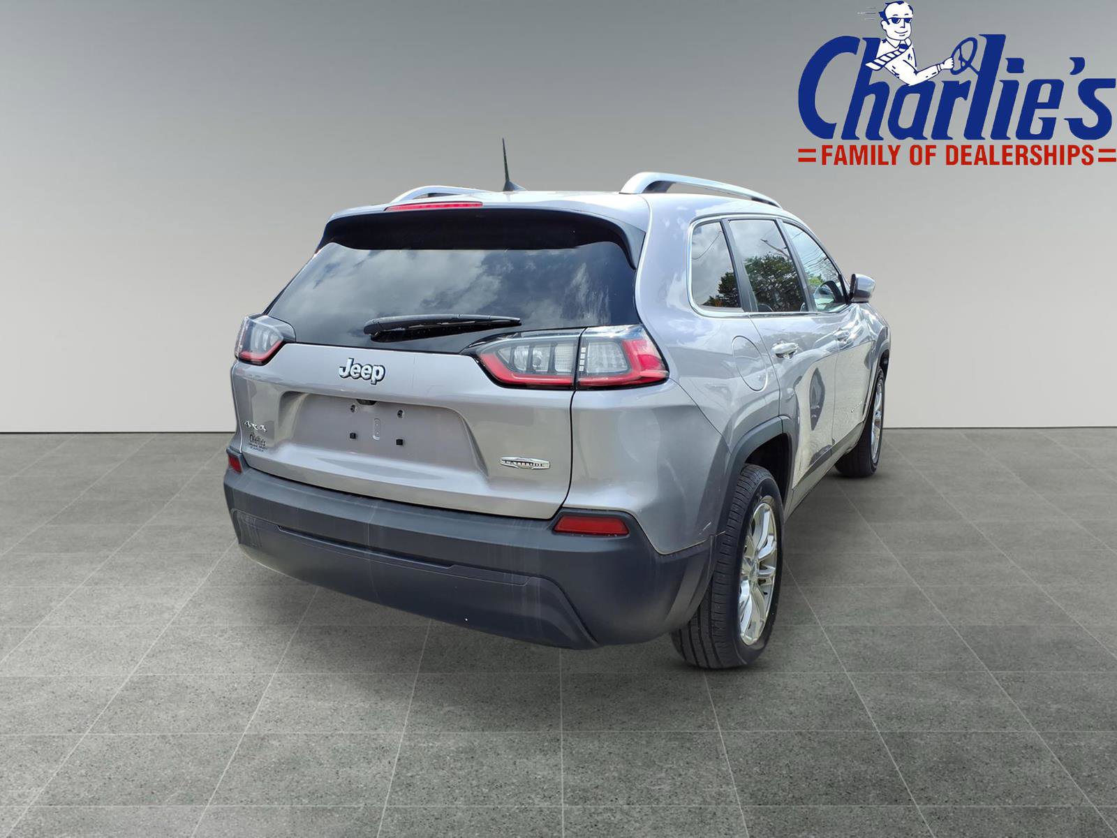 Used 2019 Jeep Cherokee Latitude w/ Cold Weather Group AWD/4WD image 4