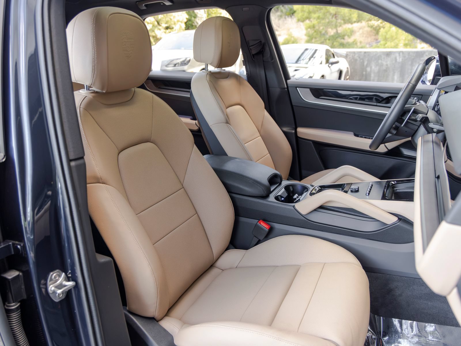 Certified 2025 Porsche Cayenne AWD/4WD image 67