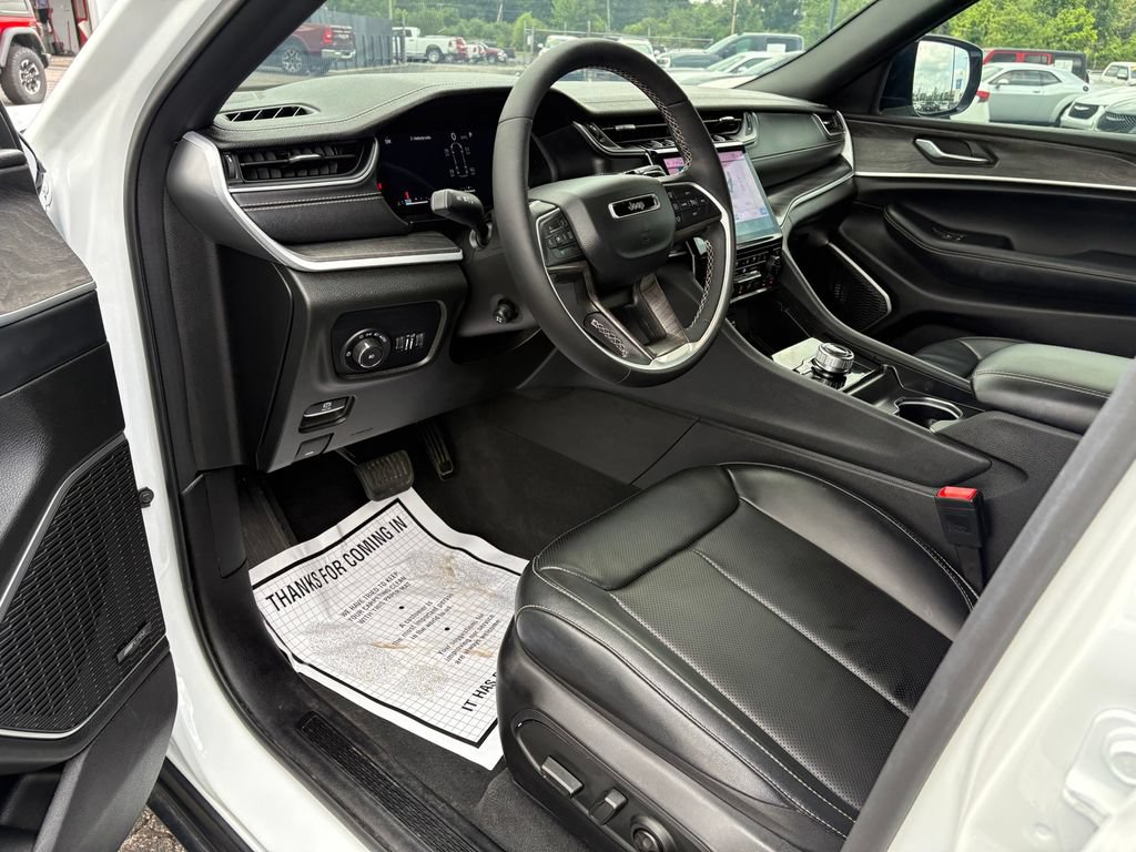 Used 2025 Jeep Grand Cherokee L Limited w/ Luxury Tech Group II AWD/4WD image 16