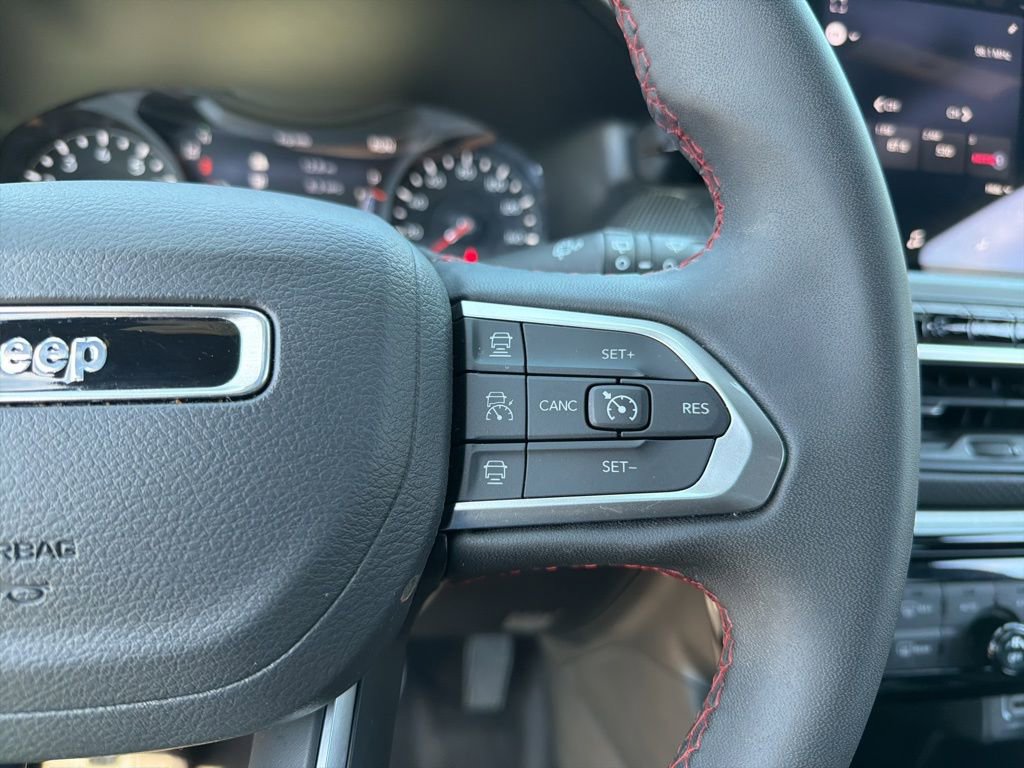 Used 2025 Jeep Compass Trailhawk AWD/4WD image 17