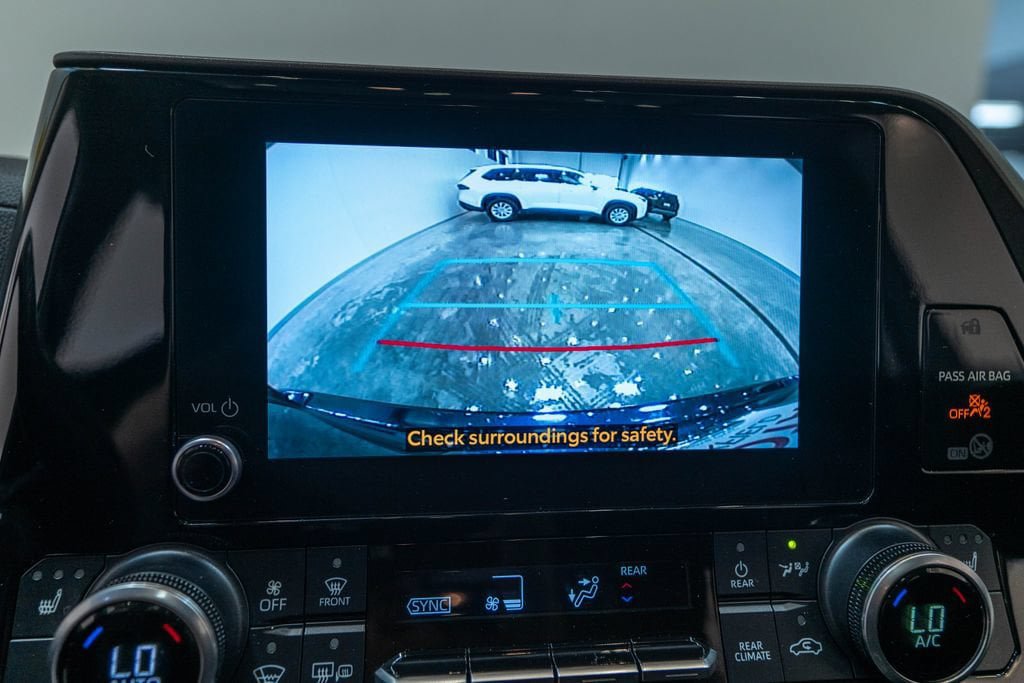 Used 2023 Toyota Highlander XLE AWD/4WD image 30