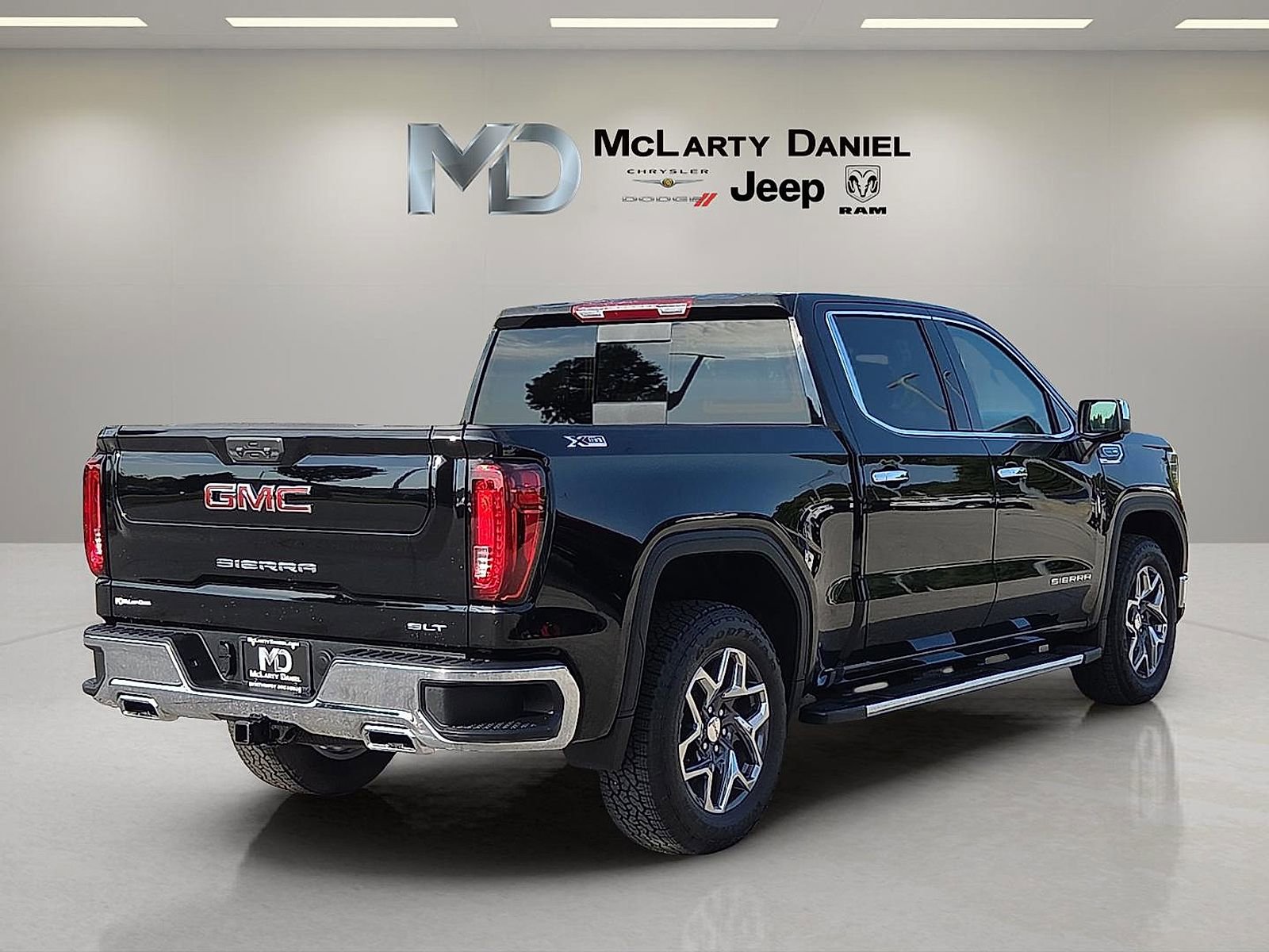 Used 2026 GMC Sierra 1500 SLT w/ SLT Premium Package image 5