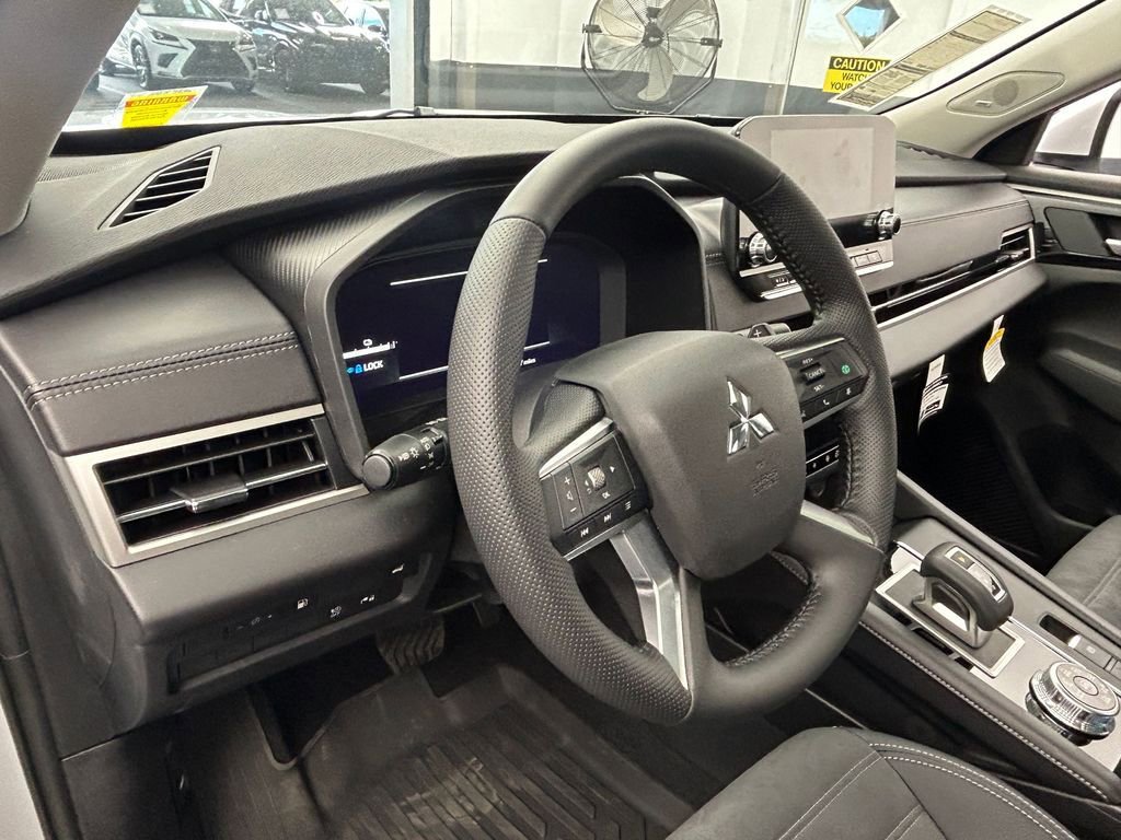 New 2025 Mitsubishi Outlander SE image 13