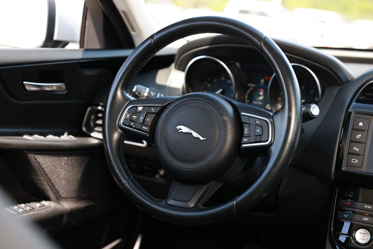 Used 2017 Jaguar XE Premium RWD image 31