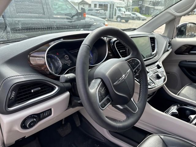 Used 2023 Chrysler Pacifica Limited w/ Uconnect Theater Family Group image 9
