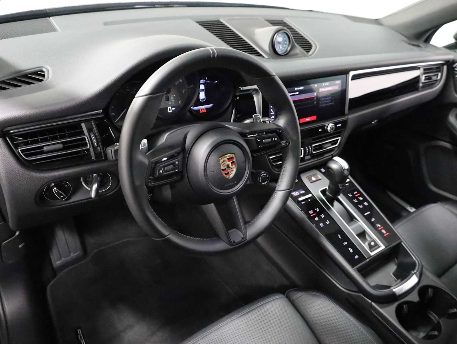 Certified 2025 Porsche Macan S AWD/4WD image 4
