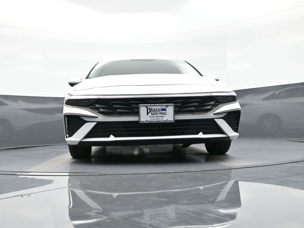 Certified 2025 Hyundai Elantra SE image 26