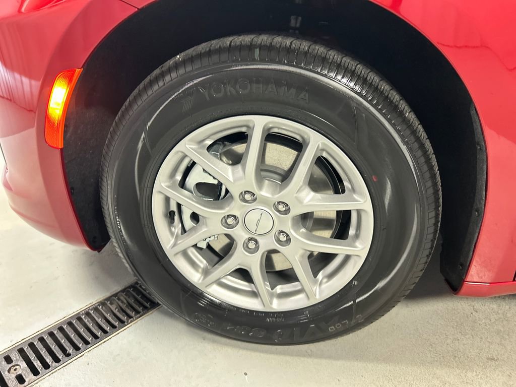 New 2027 Chrysler Pacifica Select FWD image 9