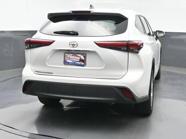 Used 2023 Toyota Highlander L FWD image 5