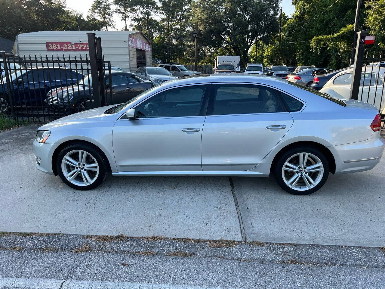 Used 2013 Volkswagen Passat TDI SE FWD image 9