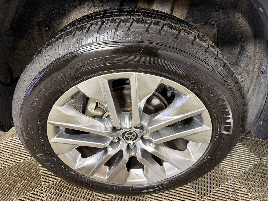 Used 2020 Toyota RAV4 XLE Premium image 18