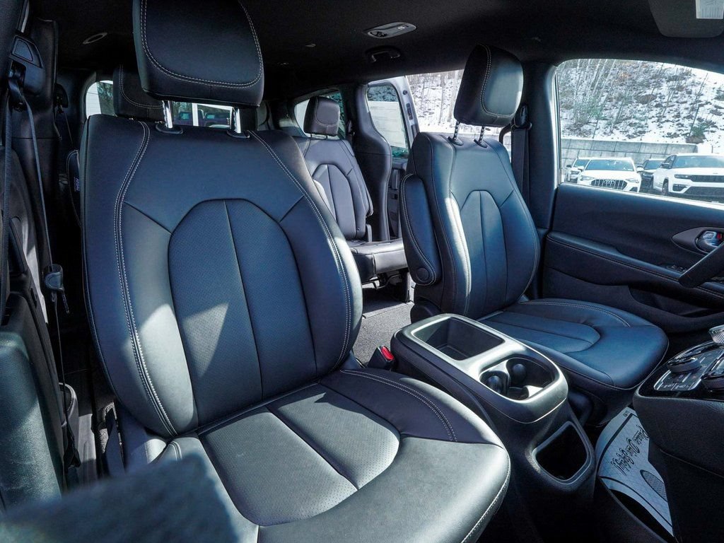New 2026 Chrysler Pacifica Select FWD image 42