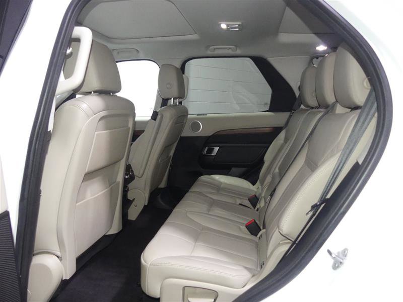 Used 2017 Land Rover Discovery HSE image 28