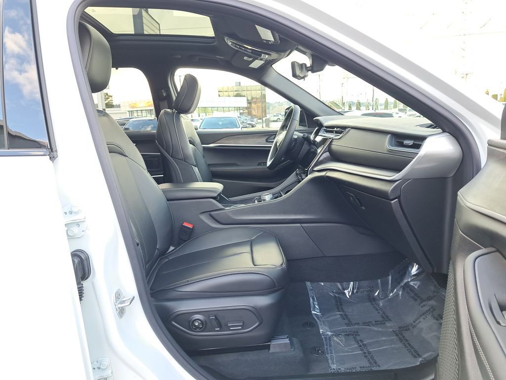 New 2025 Jeep Grand Cherokee Limited w/ Luxury Tech Group II image 17