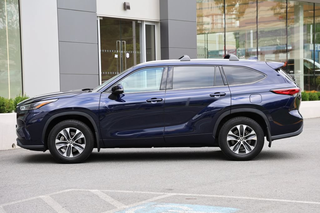 Used 2021 Toyota Highlander XLE AWD/4WD image 2