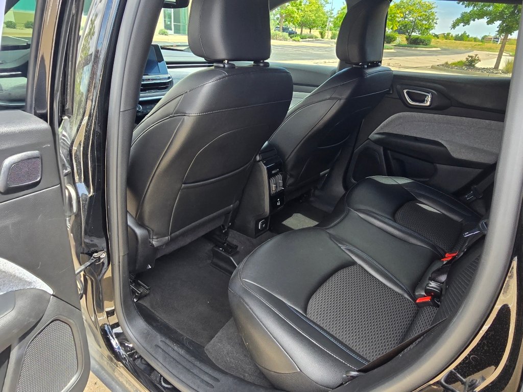 Used 2025 Jeep Compass Latitude w/ Sun & Sound Group AWD/4WD image 16