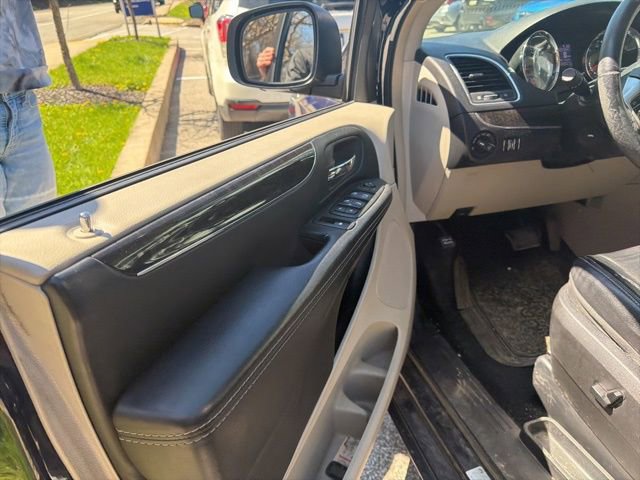 Used 2014 Chrysler Town & Country Touring-L w/ Driver Convenience Group image 19