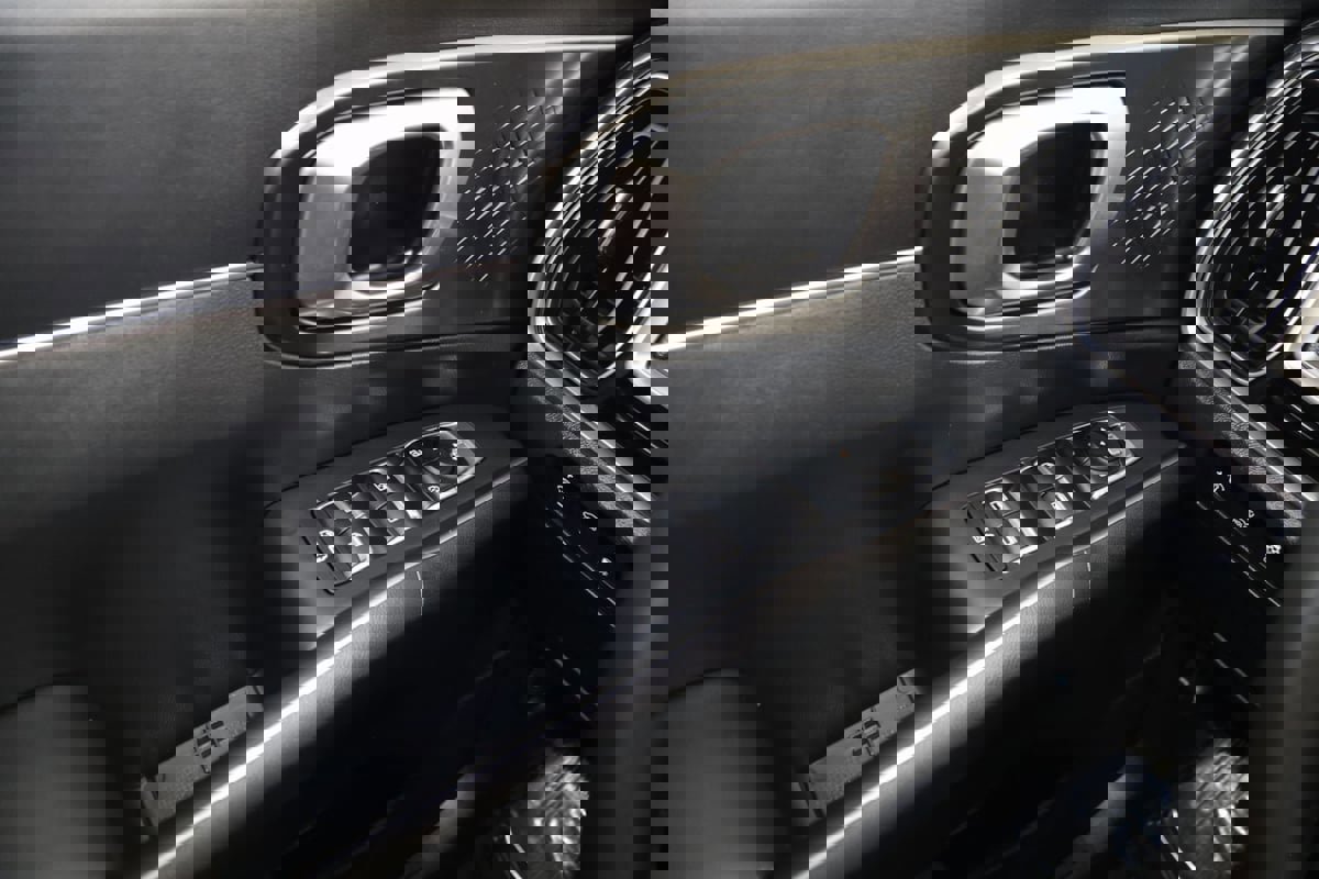 Used 2025 Kia Sorento EX image 32