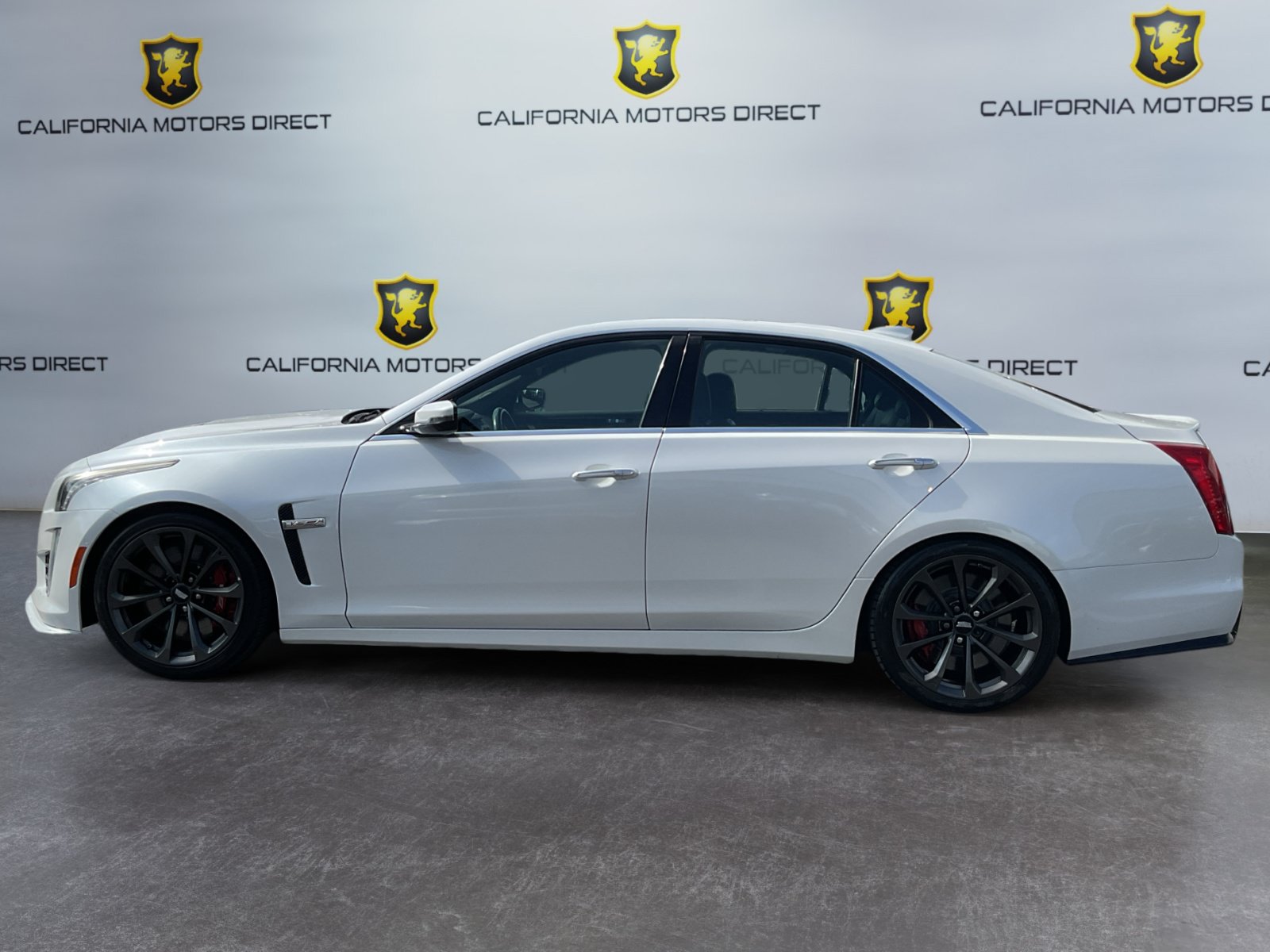 Used 2018 Cadillac CTS V w/ Luxury Package RWD image 8