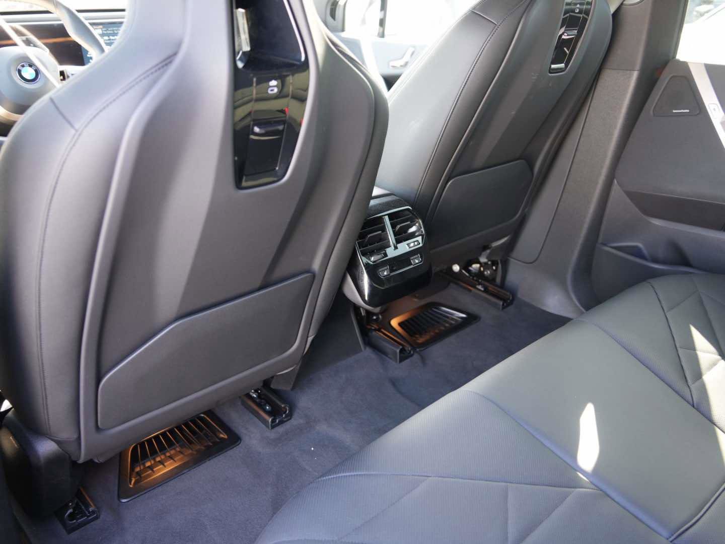 Used 2026 BMW iX xDrive45 w/ Premium Package image 10