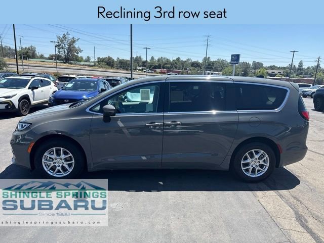 Used 2023 Chrysler Pacifica Touring-L FWD image 9