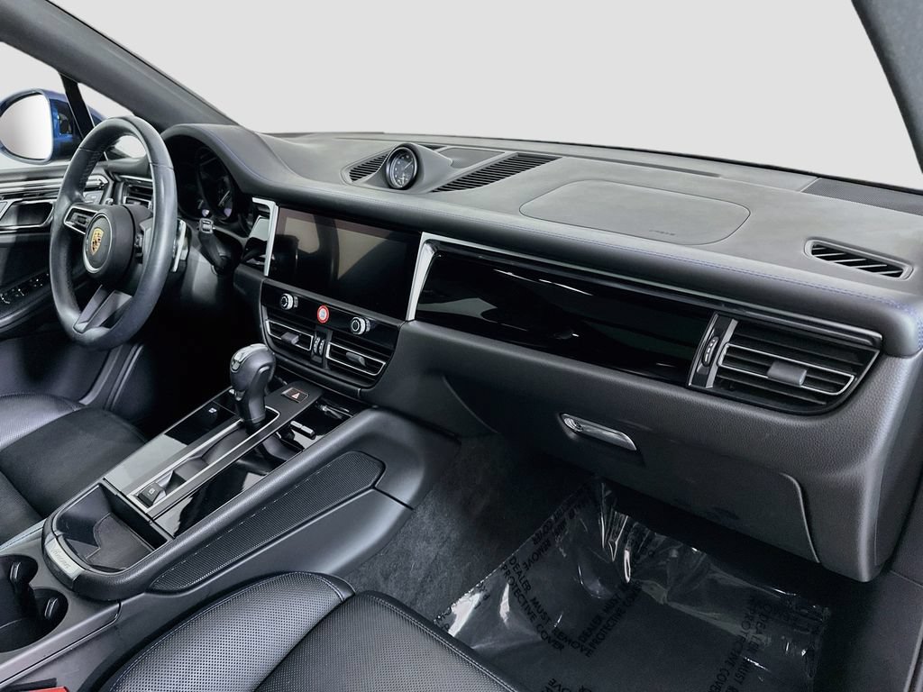 Certified 2024 Porsche Macan AWD/4WD image 31