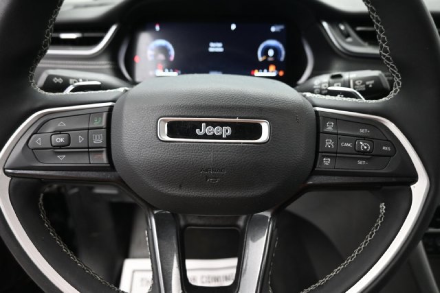 Used 2023 Jeep Grand Cherokee Laredo w/ Luxury Tech Group I AWD/4WD image 18