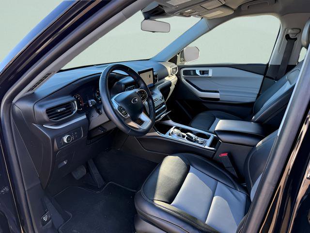 Used 2022 Ford Explorer XLT w/ Equipment Group 202A AWD/4WD image 4