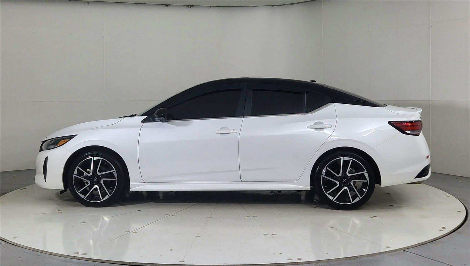 Certified 2025 Nissan Sentra SR w/ SR Premium Package image 4