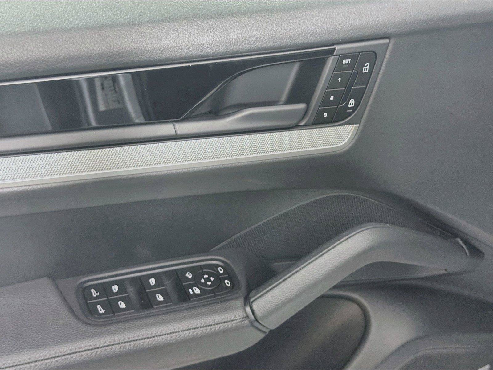 Certified 2024 Porsche Cayenne Coupe AWD/4WD image 31