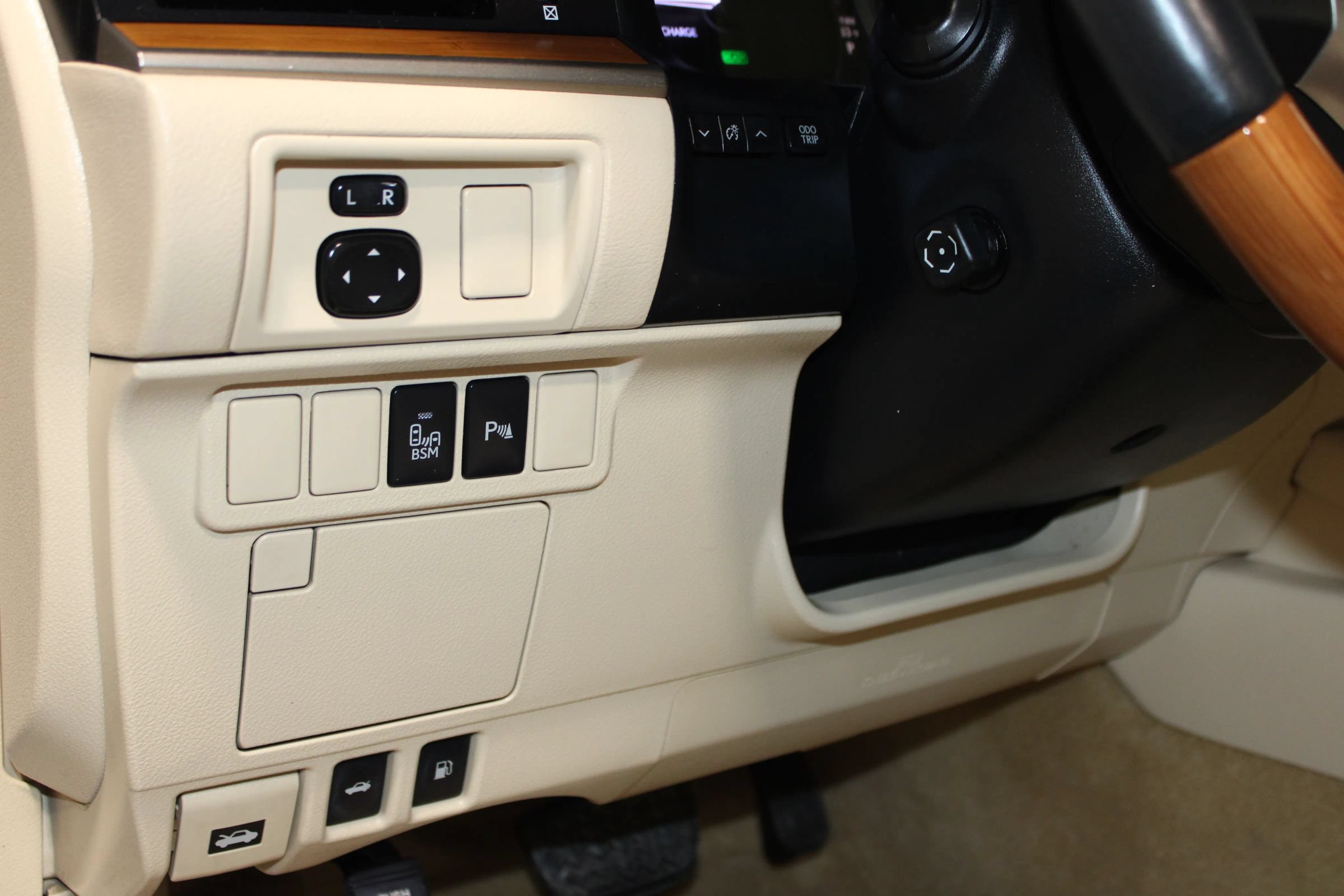 Used 2013 Lexus ES 300h w/ Luxury Pkg FWD image 25