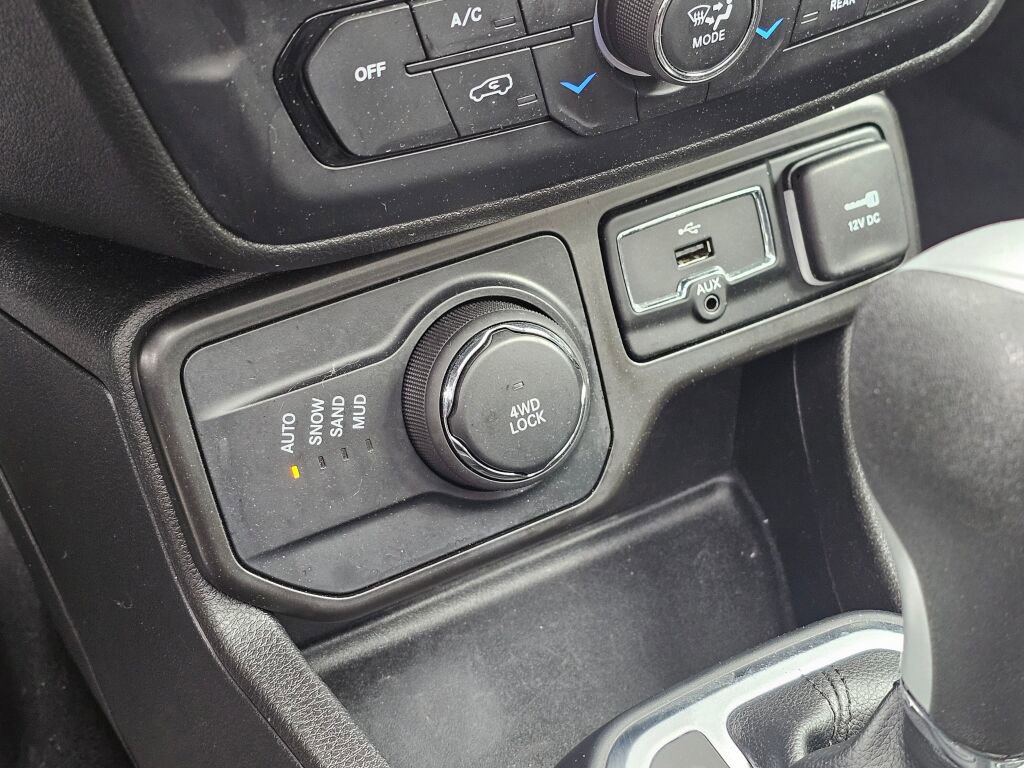 Used 2021 Jeep Renegade Latitude w/ Sun & Sound Group AWD/4WD image 36