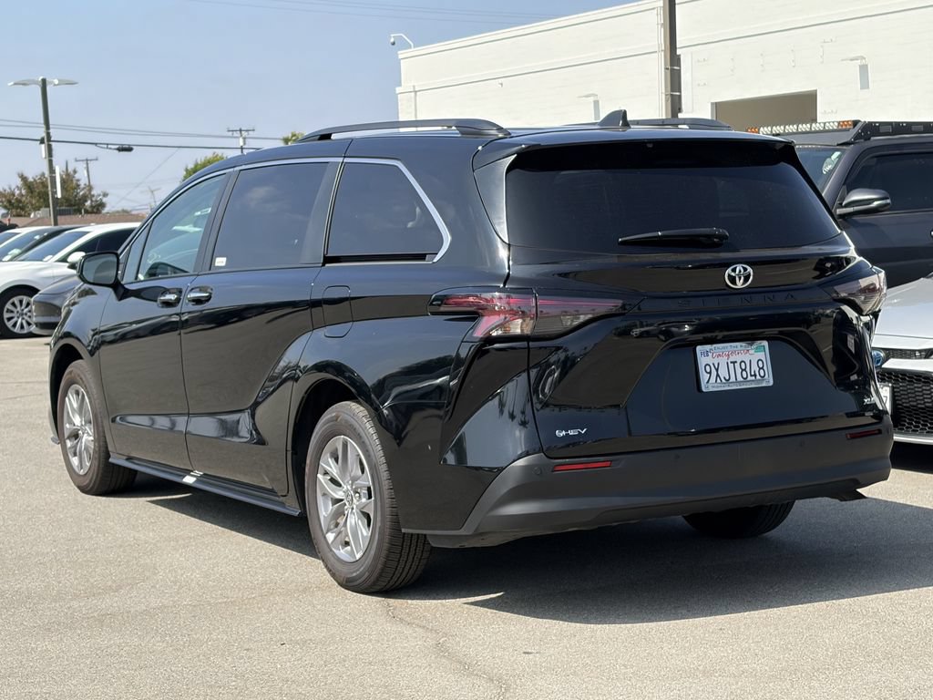 Certified 2026 Toyota Sienna XLE FWD image 4
