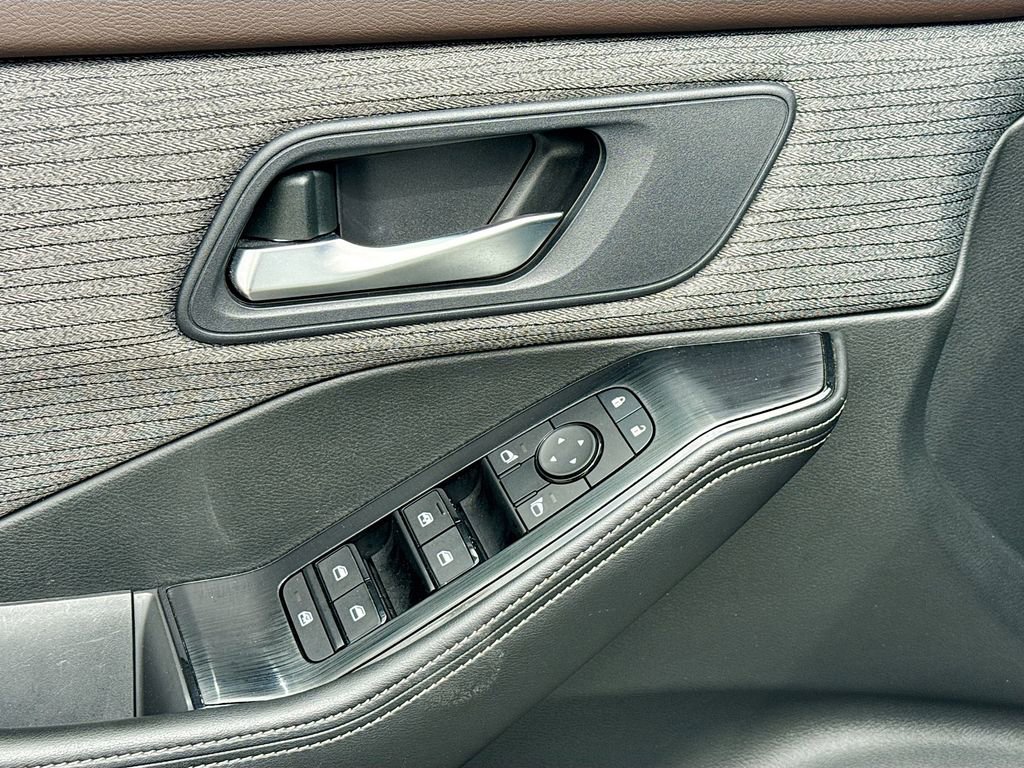 Used 2023 Nissan Rogue SV image 18