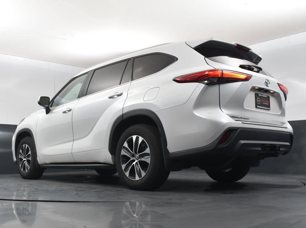 Used 2022 Toyota Highlander XLE image 14