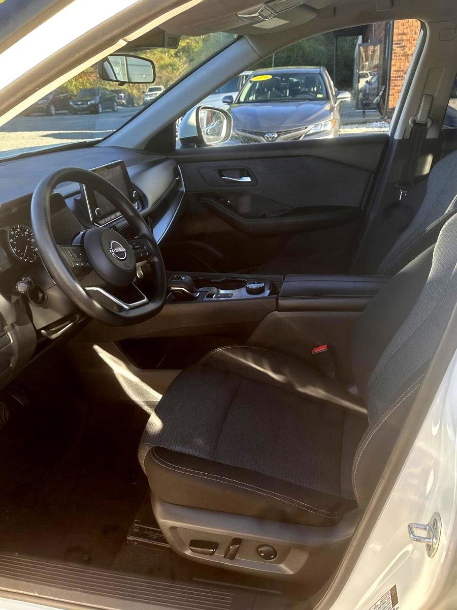 Used 2023 Nissan Rogue SV image 10