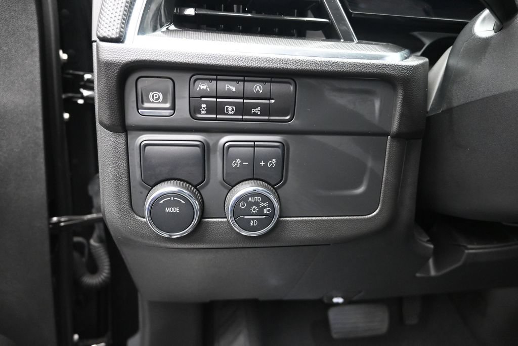 Used 2025 Chevrolet Suburban RST w/ Comfort Package RWD image 12