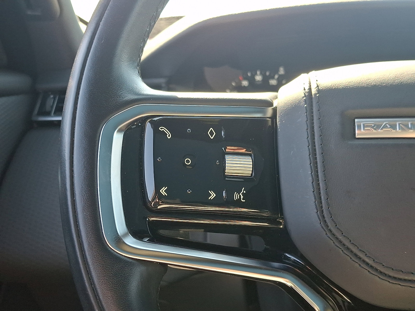 Used 2021 Land Rover Range Rover Velar R-Dynamic S image 22