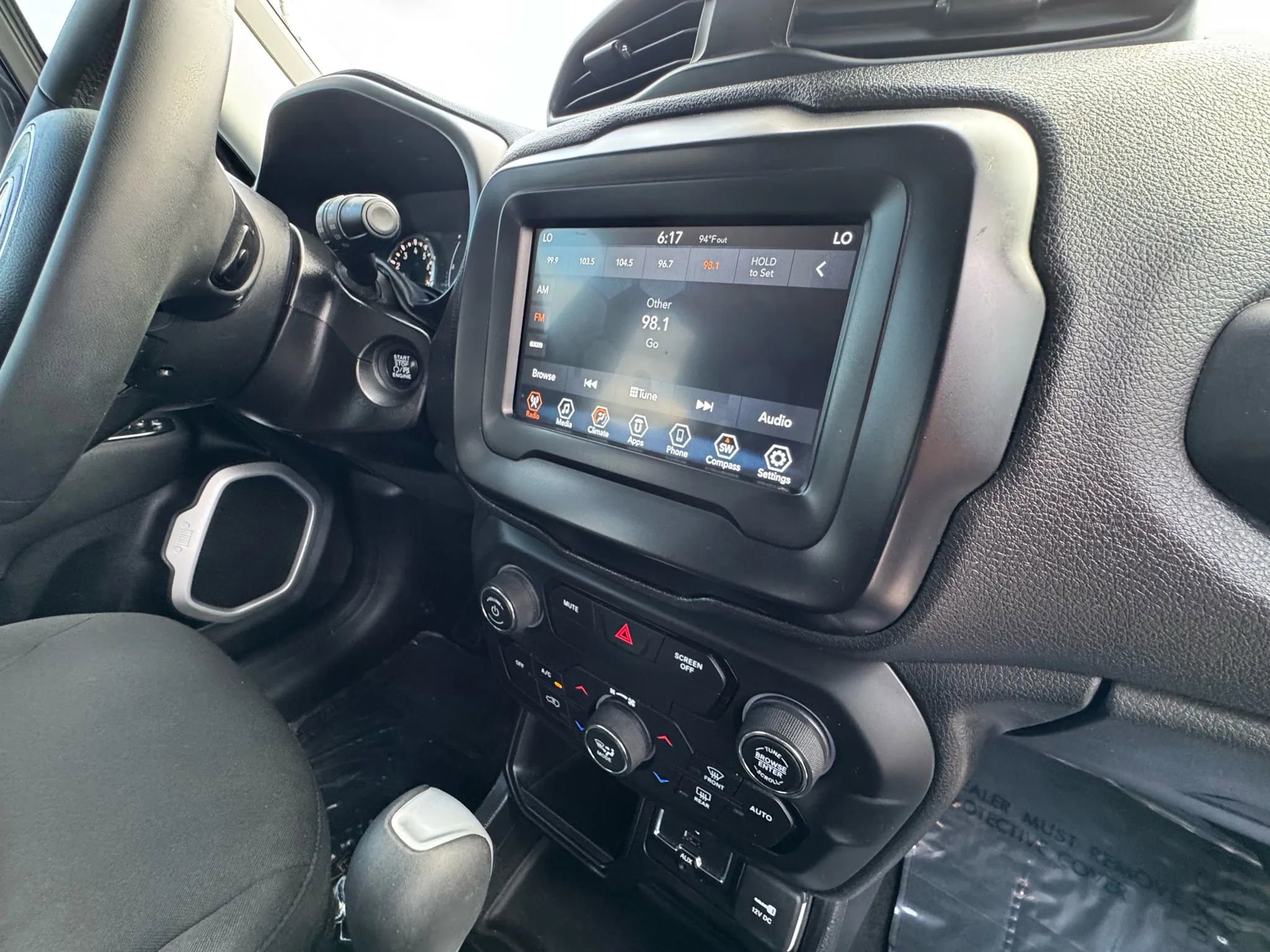 Used 2018 Jeep Renegade Latitude FWD image 22