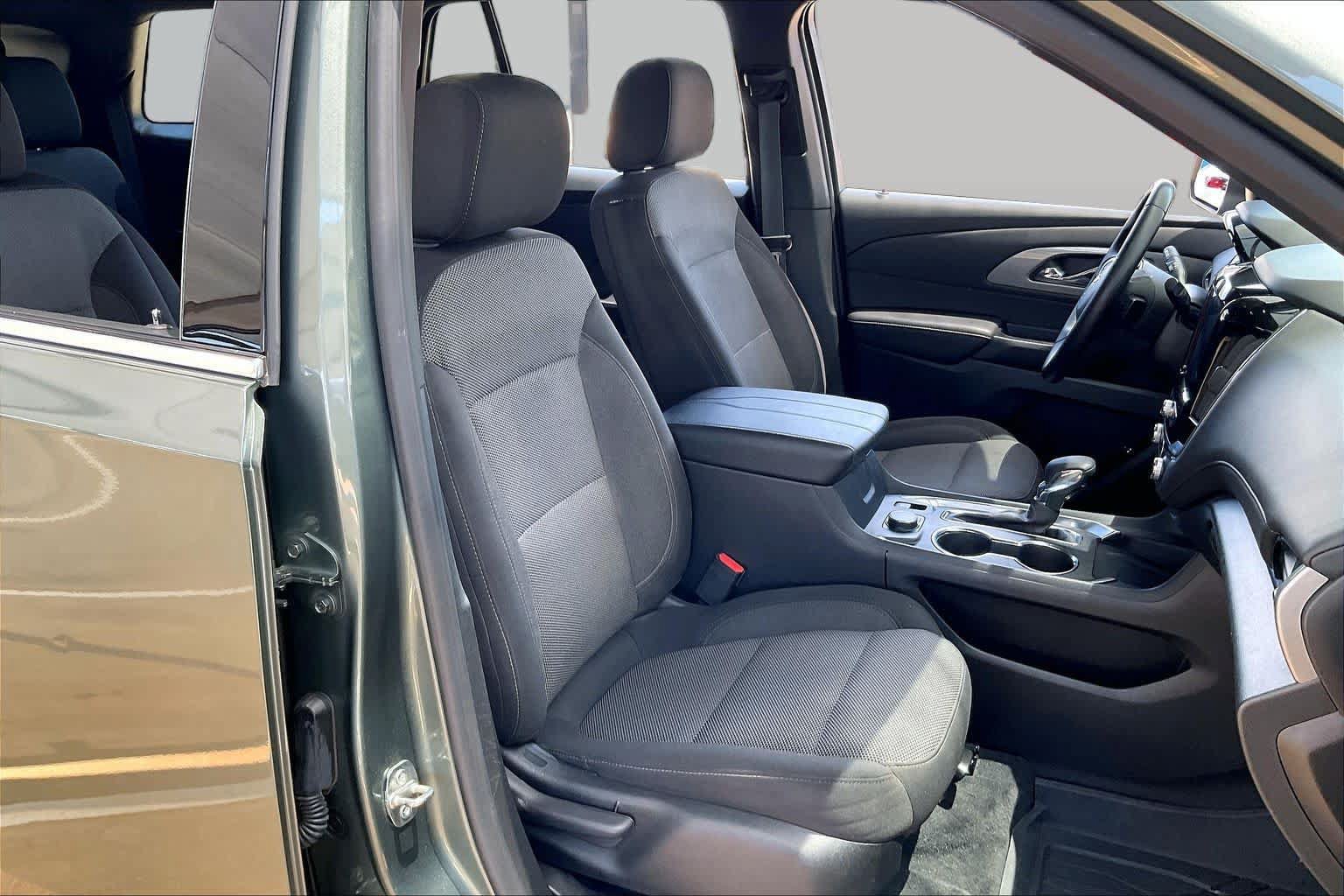 Used 2023 Chevrolet Traverse LT FWD image 9