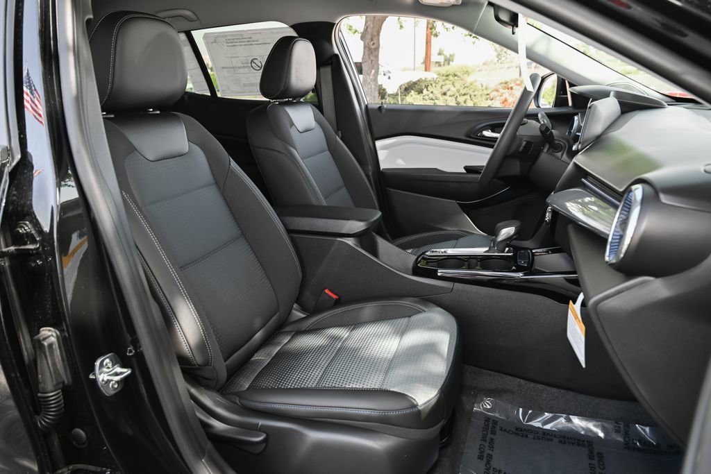 New 2026 Chevrolet Trax LT w/ LPO, Blackout Package FWD image 33