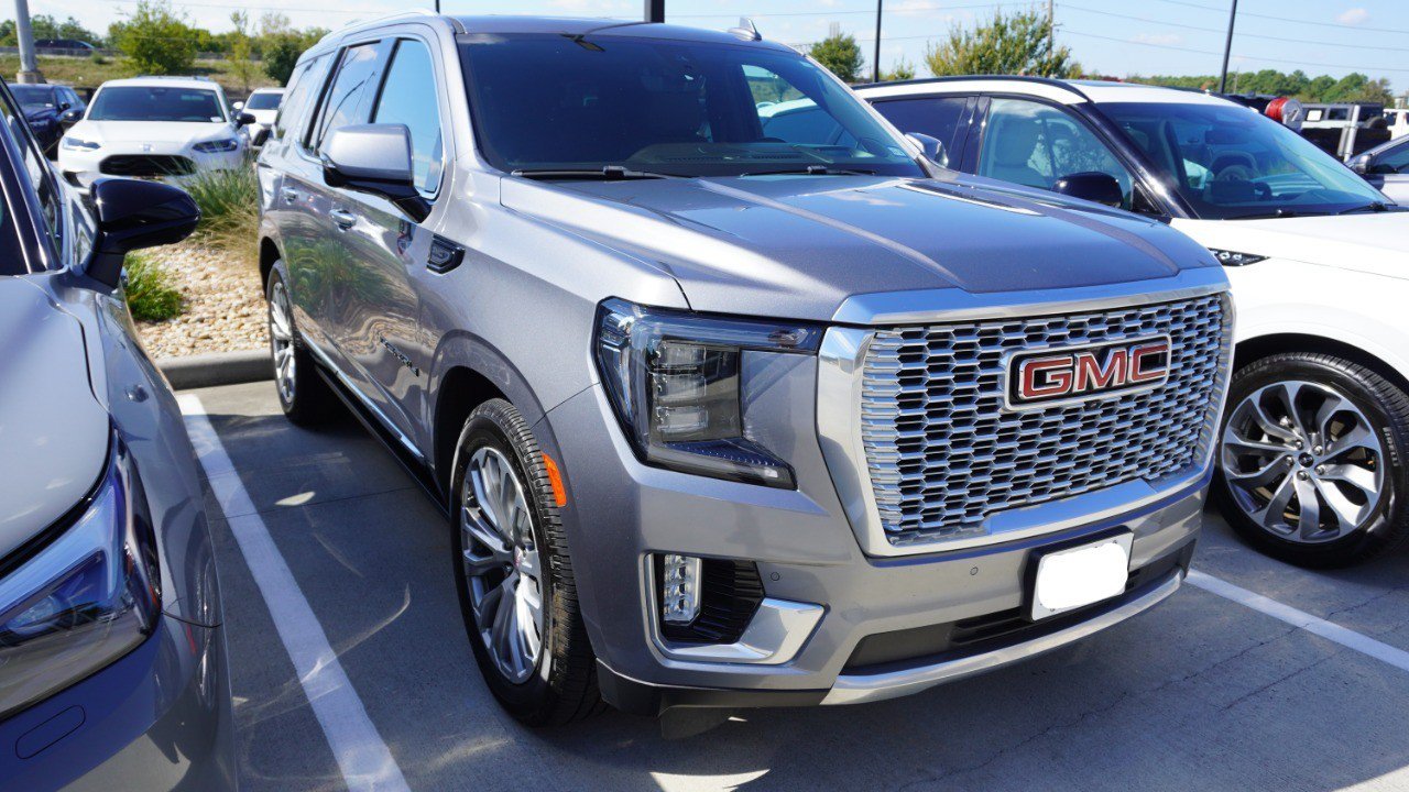 Used 2022 GMC Yukon Denali w/ Denali Premium Package AWD/4WD image 3