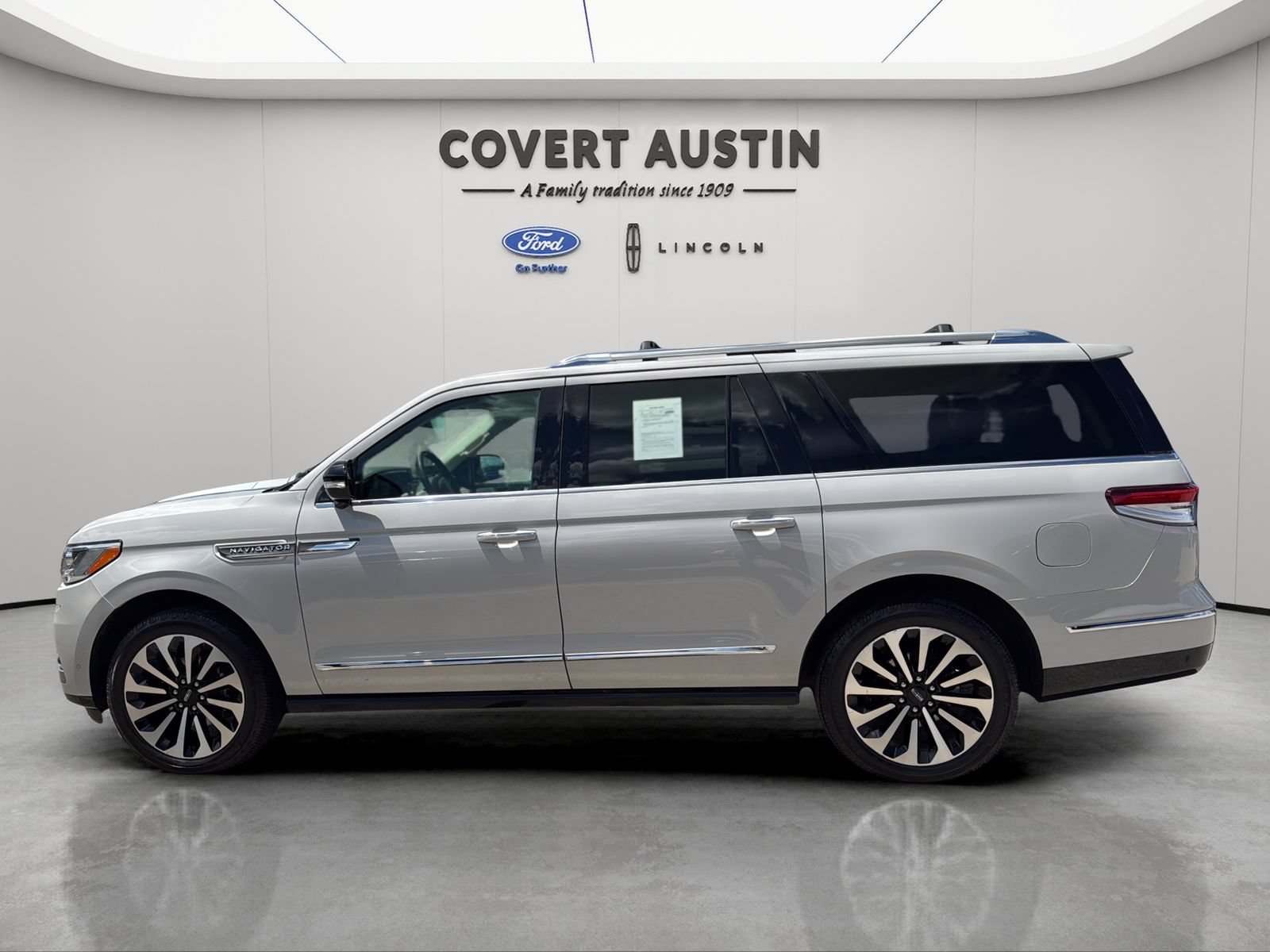 Used 2022 Lincoln Navigator L Reserve AWD/4WD image 2