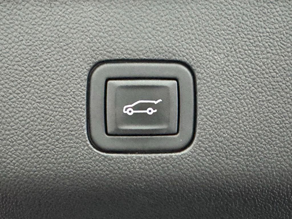 Used 2023 GMC Yukon Denali Ultimate AWD/4WD image 14