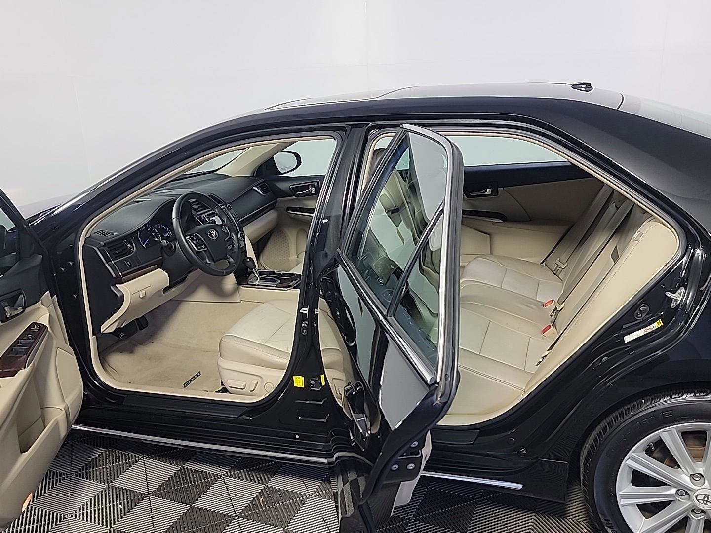 Used 2012 Toyota Camry XLE w/ Leather Pkg FWD image 15