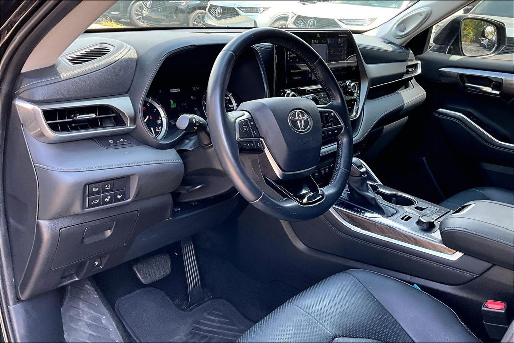 Used 2021 Toyota Highlander Limited w/ Protection Package #3 (TMS) AWD/4WD image 15