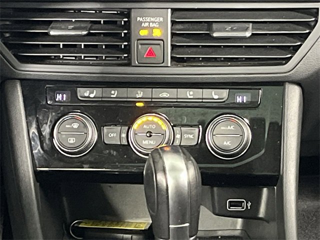 Used 2019 Volkswagen Jetta SEL Premium image 19